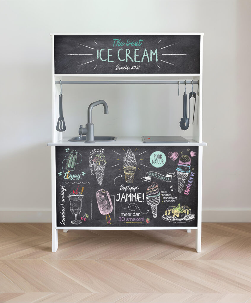 Home 7 Voorbeeld van IKEA Duktig speelkeuken met ijsjes op een schoolbord
